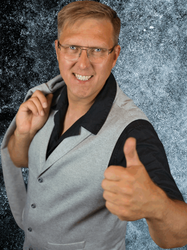 Maik Schernikau Hochzeits und Event DJ wismar und MV im grauen Jackett