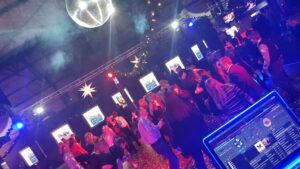 Tanzende Menschen in einer Eventhalle von DJ-Wismar