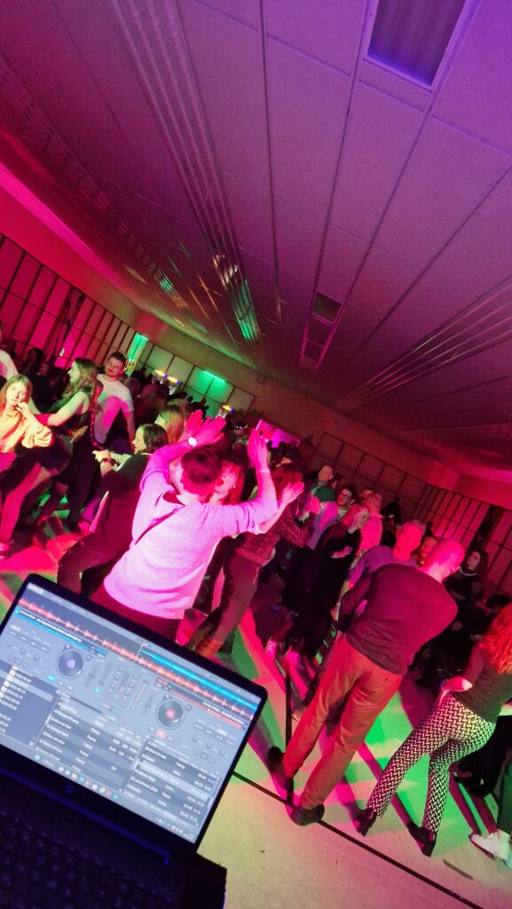 DJ-Wismar tanzende Menschen