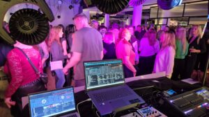 Tanzende Menschen mit Laptop und bunter beleuchtung von DJ-Wismar