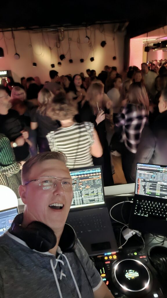 dj-scherni mit tanzenden leuten auf der afterwork party in wismar