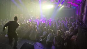 tanzende Menschen bei DJ-Wismar