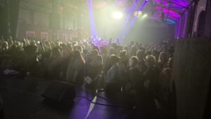 Menschen die bei DJ-Wismar vor der Bühne stehen und zuschauen