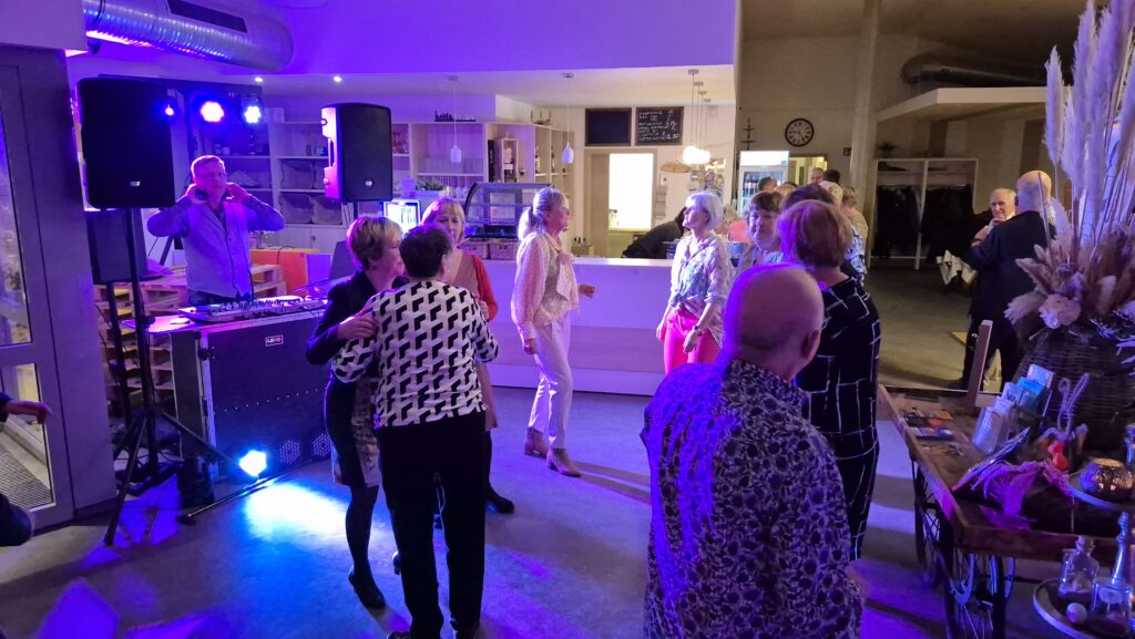 Tanzende Menschen auf einer Hochzeitsfeier mit DJ Rostock