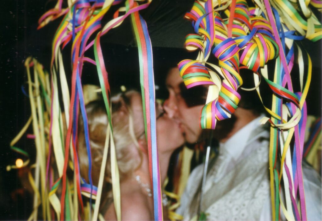 Hochzeitspaar mit Luftschlangen