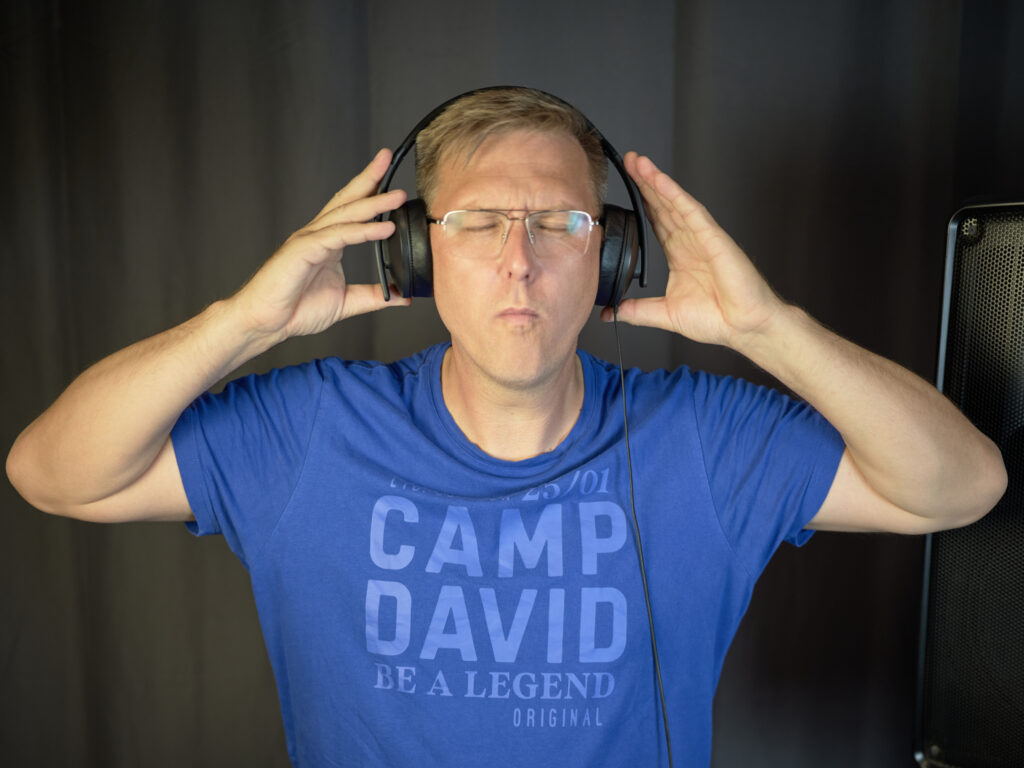 DJ-Scherni Entertainments mit Augen zu beim Musik hören mit Kopfhörer