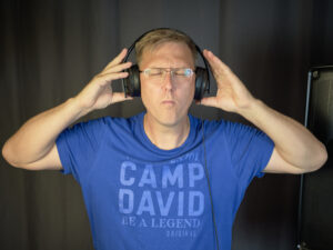 DJ-Scherni Entertainments mit Augen zu beim Musik hören mit Kopfhörer