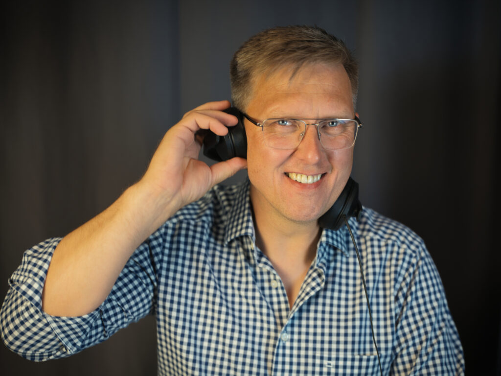 DJ-Rostock Maik Schernikau mit Kopfhörer