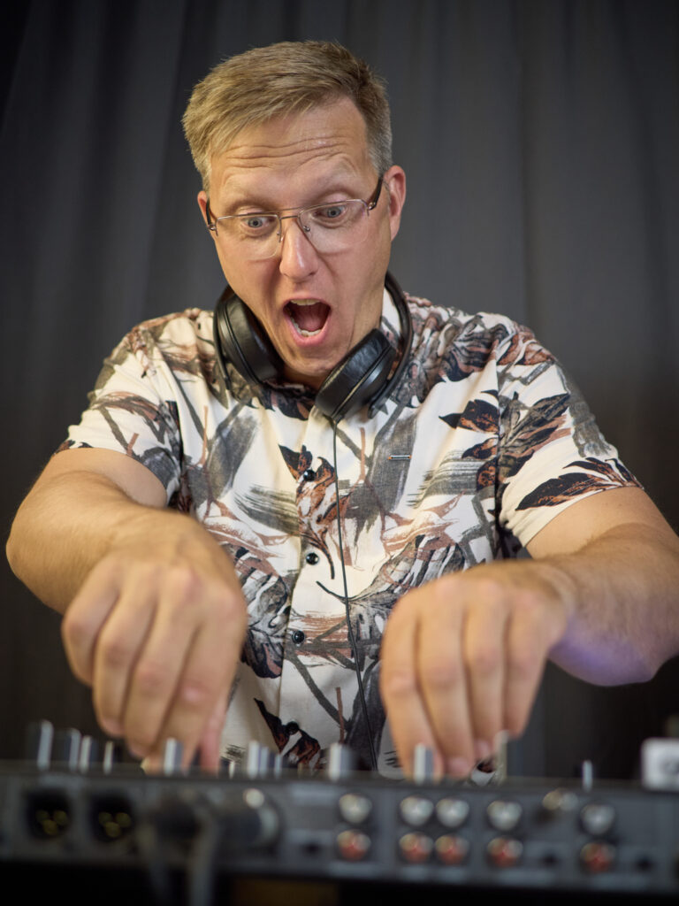 DJ am Controller in Wismar
