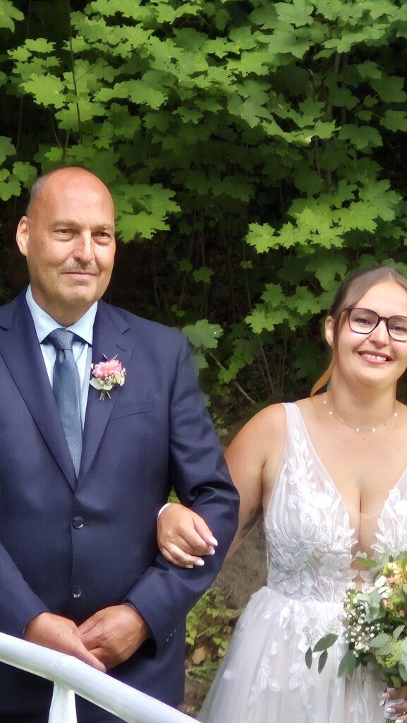 Braut wir vom Vater zum Altar gebracht auf einer Hochzeit von Hochzeits DJ Lübeck