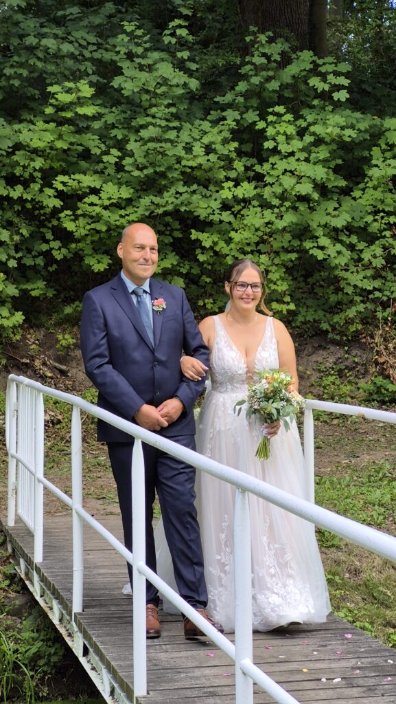 Braut mit Vater zur Freien Trauung bei Hochzeits DJ Rostock