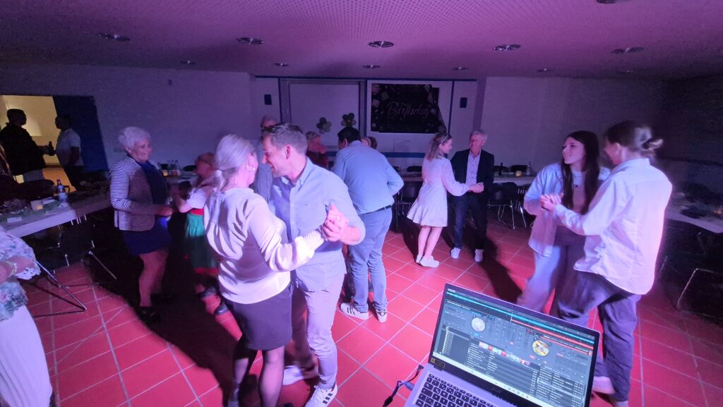 Tanzende menschen in Lübow bei einer Geburtstagsfeier mit DJ-Wismar