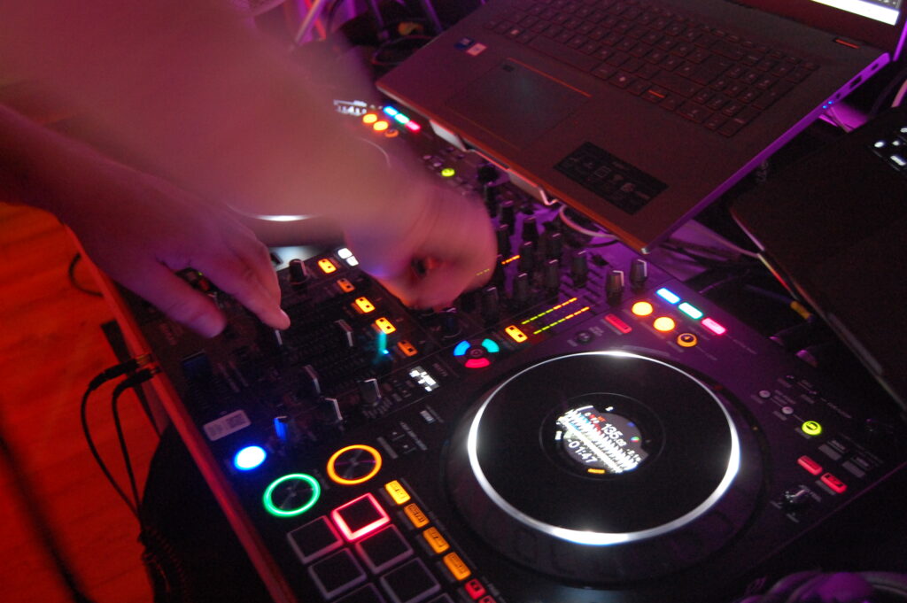 DJ Controller auf einer Party bei DJ-Wismar